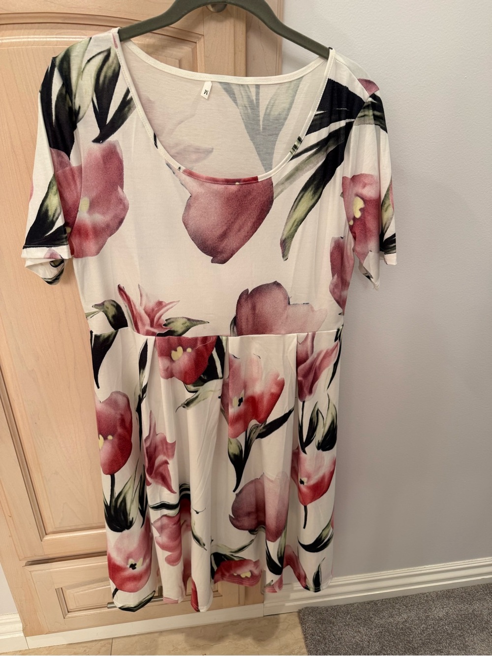 Floral Scoop-Neck Short Sleeve Dress in White and Pink